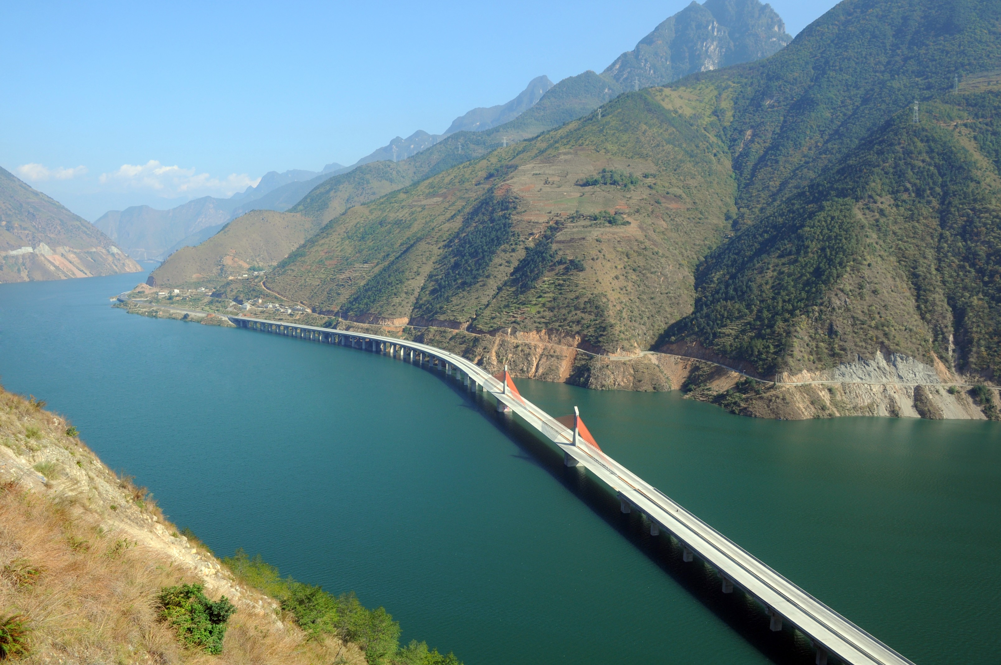 2雅西高速公路，全长240公里，被称作“天梯高速”、“云端上的高速公路”，当今中国最美高速公路，是国内乃至全世界自然环境最恶劣、工程难度最大、科技含量最高的山区高速公路之一，2012年4月建成通车。.jpg