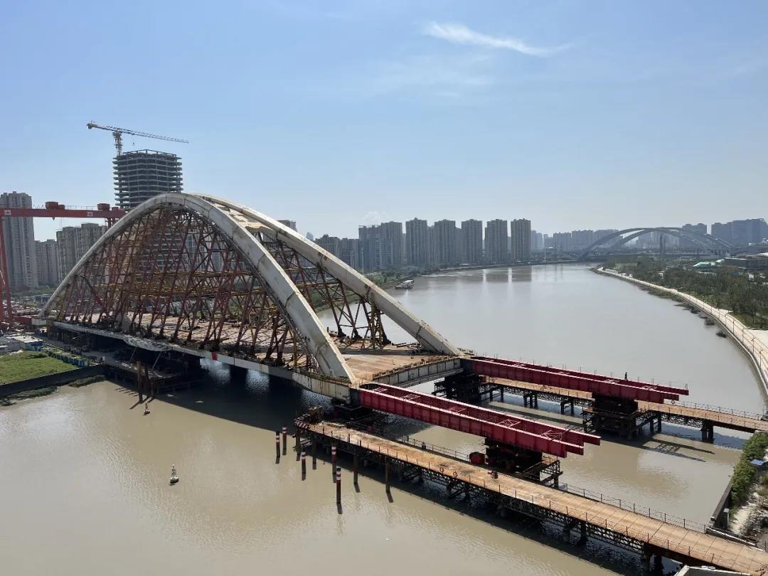 历时68天，宁波新典桥主桥终于“推过了江”