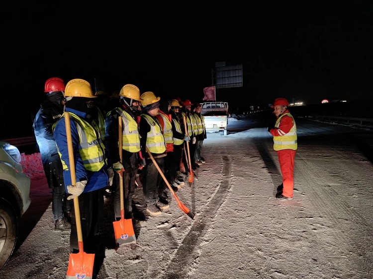 闻令而动，再战冰雪！路桥铁军奋战湖北除雪抗灾最前沿