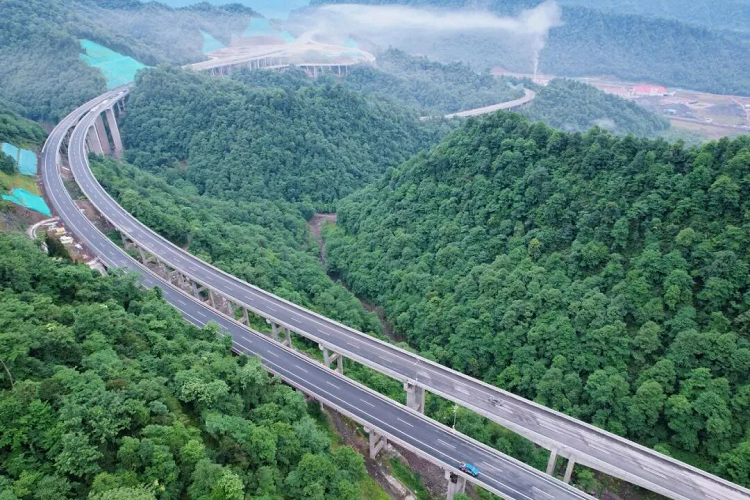 全省首个！乐西高速应用“黑科技”实现隧道无人摊铺