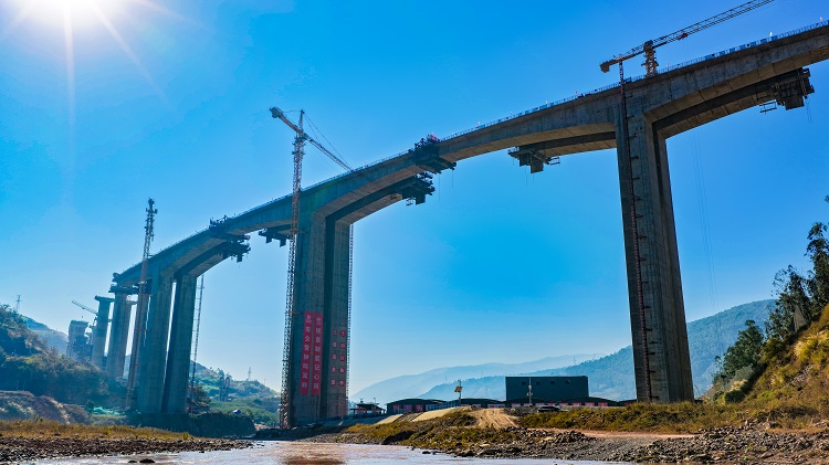 项目动态|西宁高速西洛河大桥左幅顺利合龙 项目动态|西宁高速西洛河大桥左幅顺利合龙