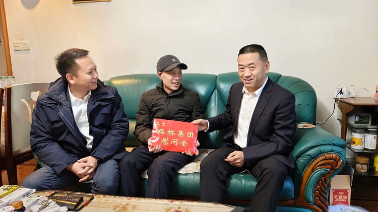 四川路桥党委委员，路桥集团党委书记、董事长张航川走访慰问退休困难职工